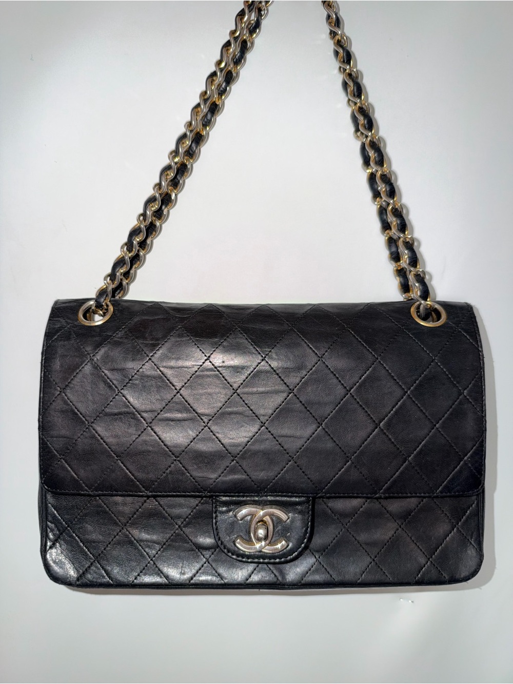 CHANEL CLASSIC FLAP Black Quilted Leather Shoulder Bag with Gold-Tone Chain